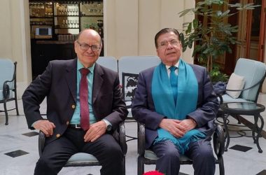 Maestro Raúl Gómez, presidente del Instituto de Ciencias y Humanidades (izq) con el Doctor Luis Miguel Martínez Anzures, presidente del INAP