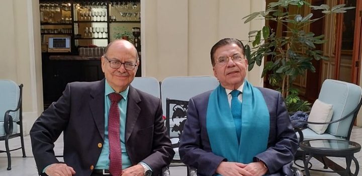Maestro Raúl Gómez, presidente del Instituto de Ciencias y Humanidades (izq) con el Doctor Luis Miguel Martínez Anzures, presidente del INAP