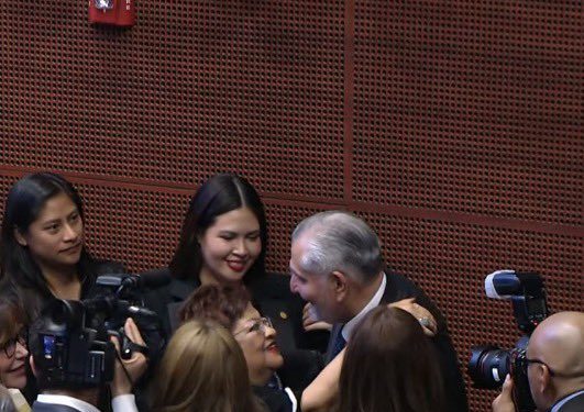 TRAS BAMBALINAS. “Hablé con quién tenía que hablar” … y se fue.